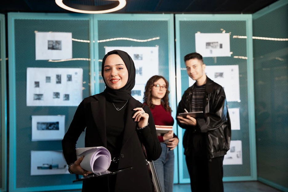 Různorodý tým spolupracující v moderní kanceláři